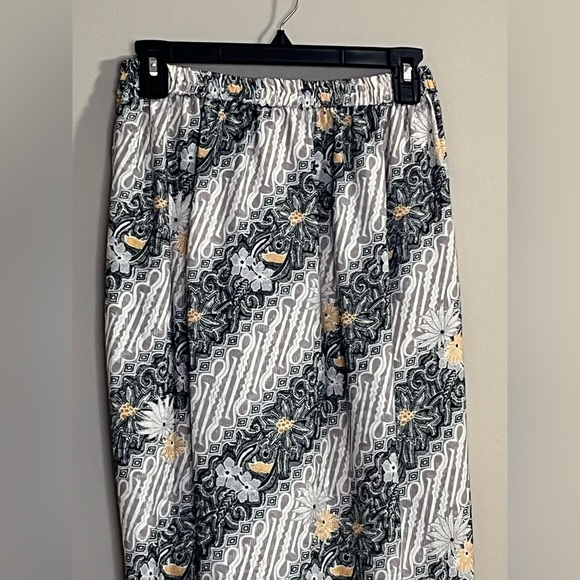NWOT Cynthia Toung Gray flora skirt or sarong size medium - Picture 5 of 9